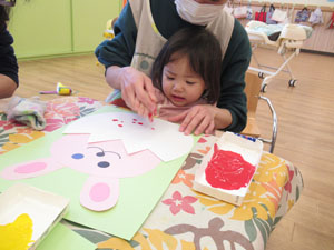 保育園で製作をする園児の様子