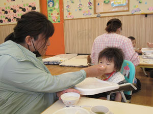 保育園で園児が食事を様子