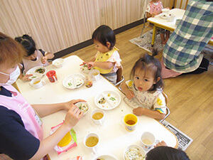 保育園で園児が食事を様子