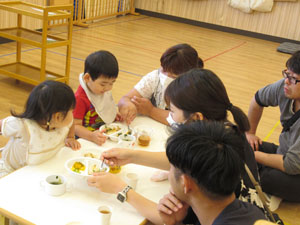 保育園で園児が食事を様子