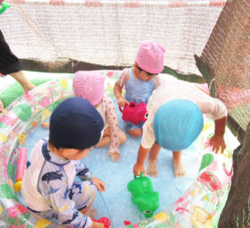 保育園での水遊びの様子