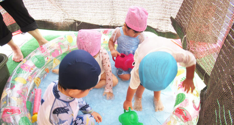 保育園での水遊びの様子
