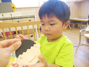 保育園児が工作をする様子