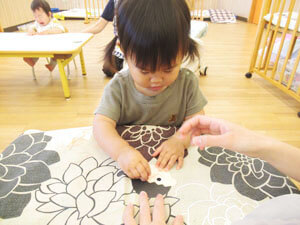 保育園児が工作をする様子