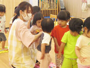 保育園のこどもたちと先生