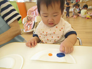 保育園のこどもが工作をする様子