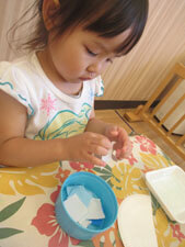 保育園児が工作をする様子