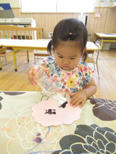 工作をする保育園児