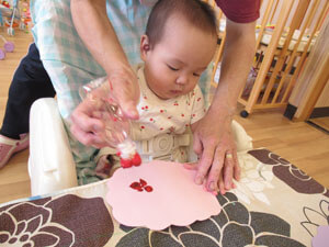 工作をする保育園児