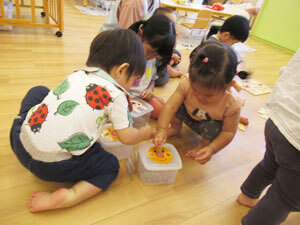 保育園児が遊ぶ様子