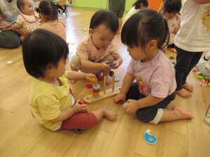 保育園児が遊ぶ様子