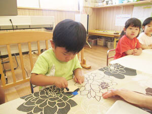 保育園児が七夕の工作をしているところ