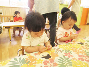 保育園児が七夕の工作をしているところ