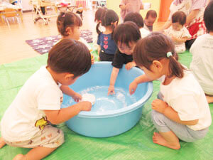 水遊びをする保育園児