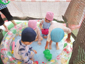 保育園でのプール遊びの様子