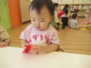 工作をする保育園児