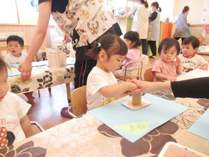 工作をする保育園児