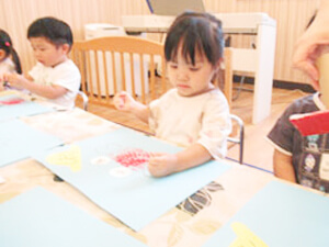 工作をする保育園児