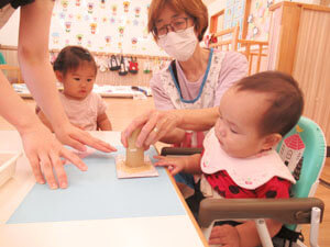 工作をする保育園児