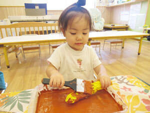 工作をする保育園児