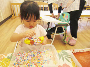 工作をする保育園児