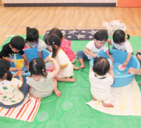 保育園児が水遊びをする様子
