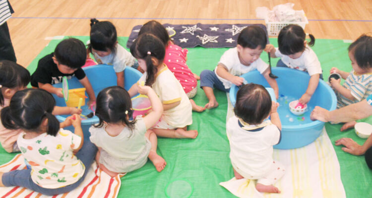 保育園児が水遊びをする様子