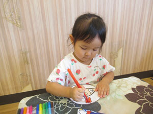 保育園で工作をする園児の様子