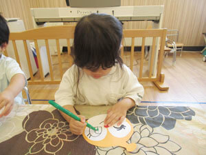 保育園で工作をする園児の様子