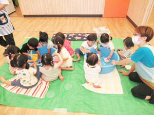 保育園で水遊びをする園児の様子