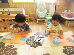 保育園で工作をする園児の様子