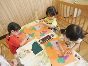 保育園で工作をする園児の様子