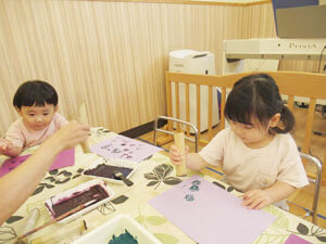 保育園で工作をする園児の様子