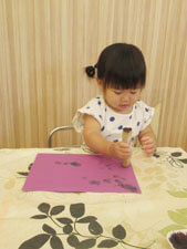 保育園で工作をする園児の様子