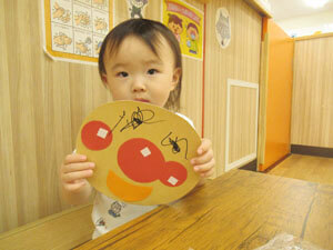 保育園で作品を見せる園児の様子