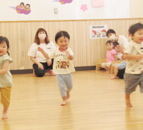 保育園で走る園児達の様子