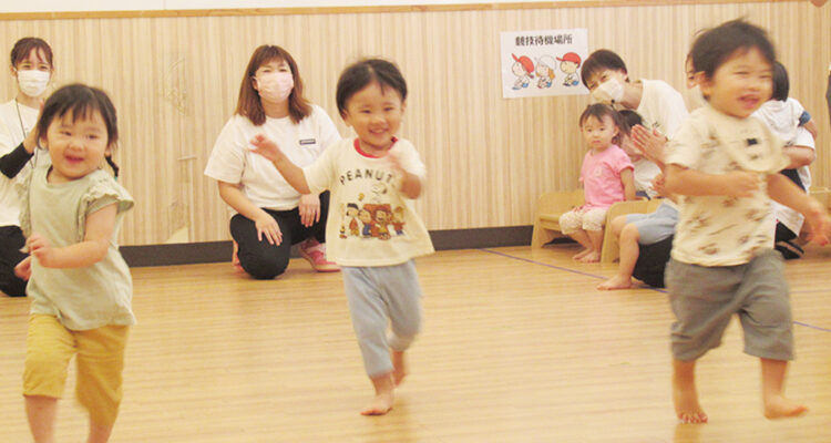 保育園で走る園児達の様子