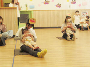 保育園での運動会を楽しむ親子の様子