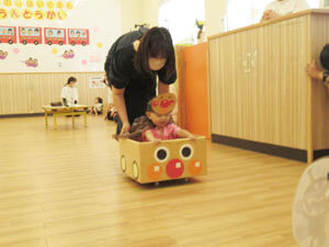 保育園での運動会を楽しむ親子の様子