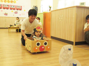 保育園での運動会を楽しむ親子の様子