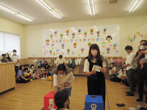 保育園での運動会を楽しむ親子の様子