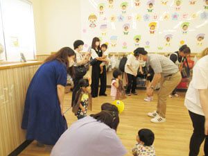 保育園での運動会を楽しむ親子の様子