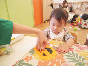 保育園で工作をする園児の様子