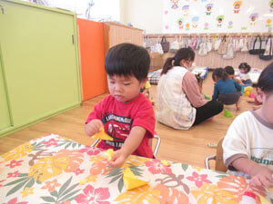 保育園で工作をする園児の様子