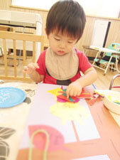 保育園児が工作をする様子