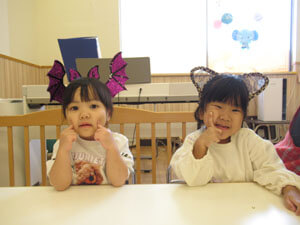 保育園でハロウィンパーティーをする園児の様子