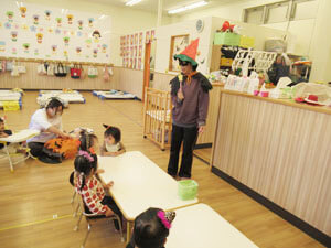 保育園で遊ぶ園児の様子