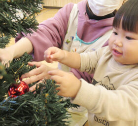 クリスマスの飾り付けをする保育園児