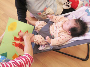 保育園児のこどもの足形をとるところ