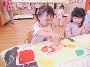 保育園で園児が工作をしているところ